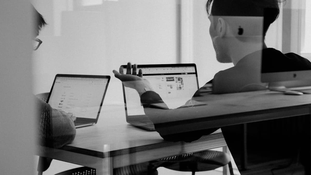 Mesa de escritório de uma agência com computador e anotações